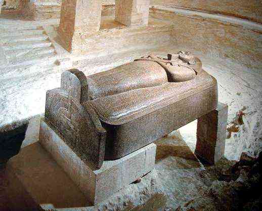 Burial chamber with sarcophagus lid.